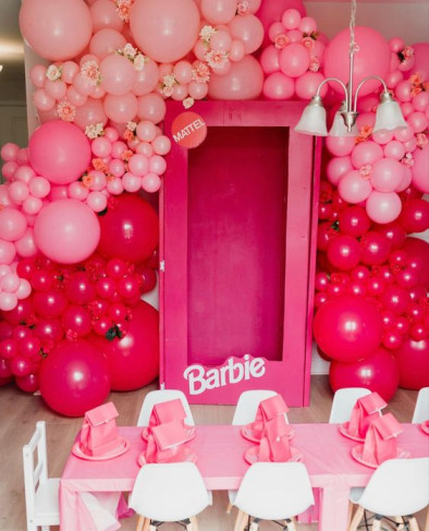 DEcoración con globos temática barbie con renta de caja fotográfica, mini  sillas y mesa decorativa